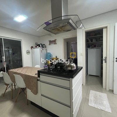 Casa com 307m², 4 quartos (sendo 2 suítes), 3 garagens, no bairro Ingleses do Rio Vermelho em Florianópolis