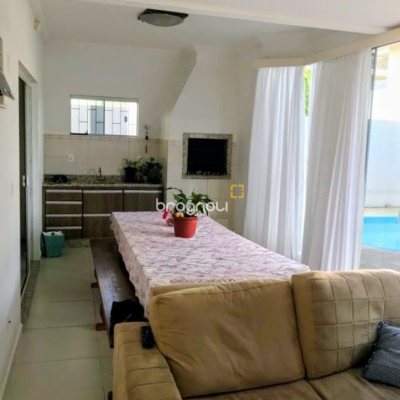 Casa com 307m², 4 quartos (sendo 2 suítes), 3 garagens, no bairro Ingleses do Rio Vermelho em Florianópolis
