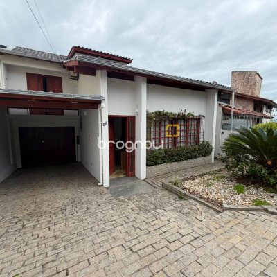 Casa com 205m², 3 quartos (sendo 1 suíte), 3 garagens, no bairro Agronômica em Florianópolis