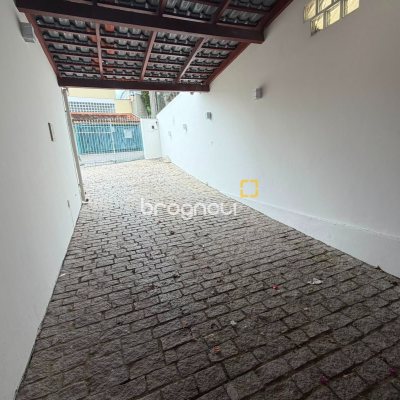 Casa com 205m², 3 quartos (sendo 1 suíte), 3 garagens, no bairro Agronômica em Florianópolis