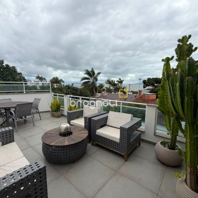 Casa com 205m², 3 quartos (sendo 1 suíte), 3 garagens, no bairro Agronômica em Florianópolis