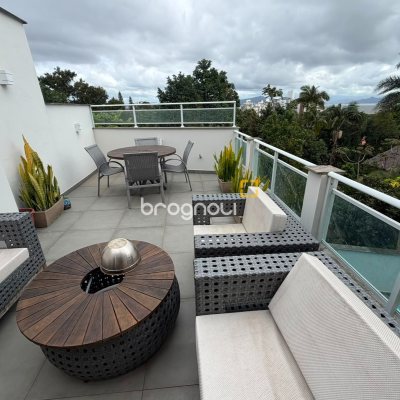 Casa com 205m², 3 quartos (sendo 1 suíte), 3 garagens, no bairro Agronômica em Florianópolis