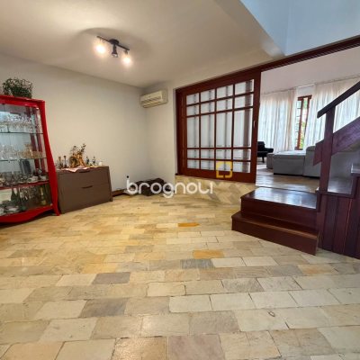 Casa com 205m², 3 quartos (sendo 1 suíte), 3 garagens, no bairro Agronômica em Florianópolis