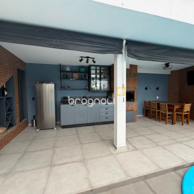 Casa com 205m², 3 quartos (sendo 1 suíte), 3 garagens, no bairro Agronômica em Florianópolis
