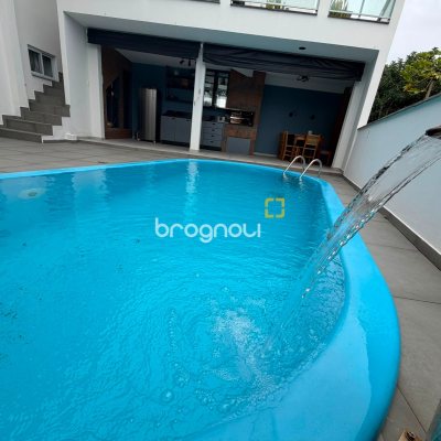 Casa com 205m², 3 quartos (sendo 1 suíte), 3 garagens, no bairro Agronômica em Florianópolis