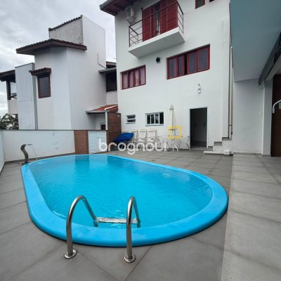 Casa com 205m², 3 quartos (sendo 1 suíte), 3 garagens, no bairro Agronômica em Florianópolis