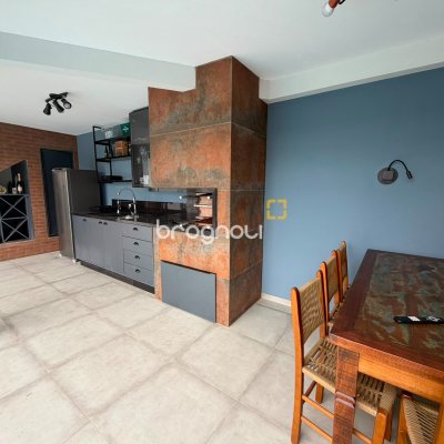Casa com 205m², 3 quartos (sendo 1 suíte), 3 garagens, no bairro Agronômica em Florianópolis