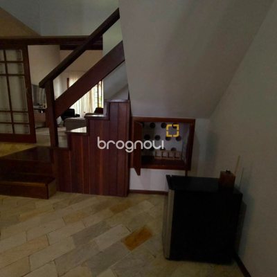 Casa com 205m², 3 quartos (sendo 1 suíte), 3 garagens, no bairro Agronômica em Florianópolis
