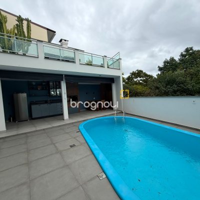Casa com 205m², 3 quartos (sendo 1 suíte), 3 garagens, no bairro Agronômica em Florianópolis