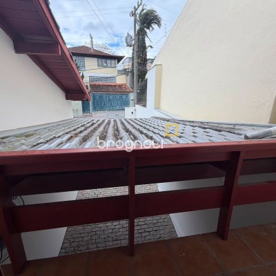 Casa com 205m², 3 quartos (sendo 1 suíte), 3 garagens, no bairro Agronômica em Florianópolis