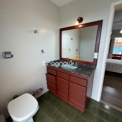 Casa com 205m², 3 quartos (sendo 1 suíte), 3 garagens, no bairro Agronômica em Florianópolis