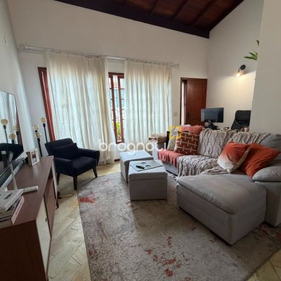 Casa com 205m², 3 quartos (sendo 1 suíte), 3 garagens, no bairro Agronômica em Florianópolis