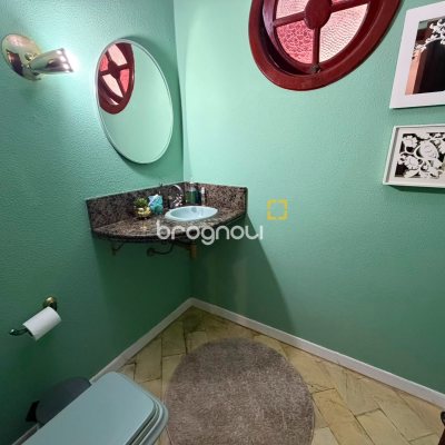 Casa com 205m², 3 quartos (sendo 1 suíte), 3 garagens, no bairro Agronômica em Florianópolis