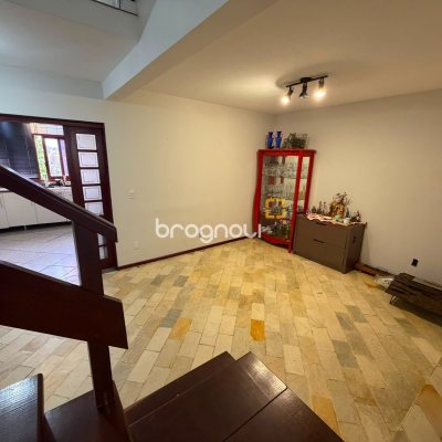 Casa com 205m², 3 quartos (sendo 1 suíte), 3 garagens, no bairro Agronômica em Florianópolis