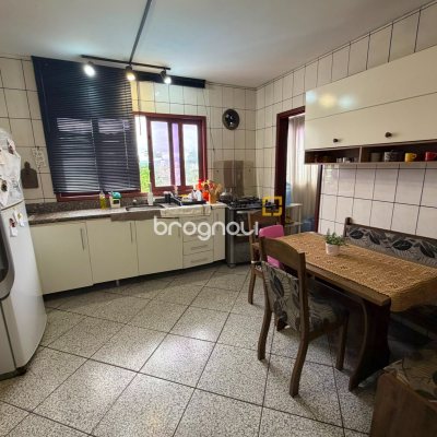 Casa com 205m², 3 quartos (sendo 1 suíte), 3 garagens, no bairro Agronômica em Florianópolis