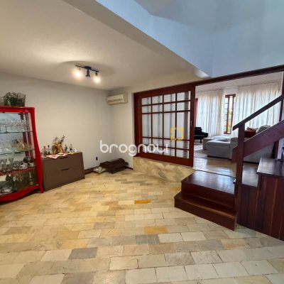 Casa com 205m², 3 quartos (sendo 1 suíte), 3 garagens, no bairro Agronômica em Florianópolis