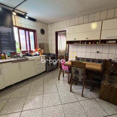 Casa com 205m², 3 quartos (sendo 1 suíte), 3 garagens, no bairro Agronômica em Florianópolis