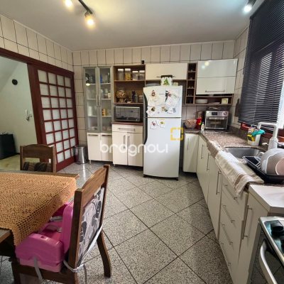 Casa com 205m², 3 quartos (sendo 1 suíte), 3 garagens, no bairro Agronômica em Florianópolis