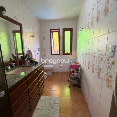 Casa com 205m², 3 quartos (sendo 1 suíte), 3 garagens, no bairro Agronômica em Florianópolis