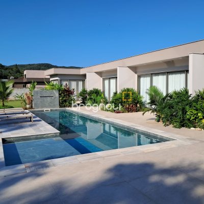 Casa de Condomínio com 410m², 3 quartos (sendo 3 suítes), 3 garagens, no bairro Ratones em Florianópolis