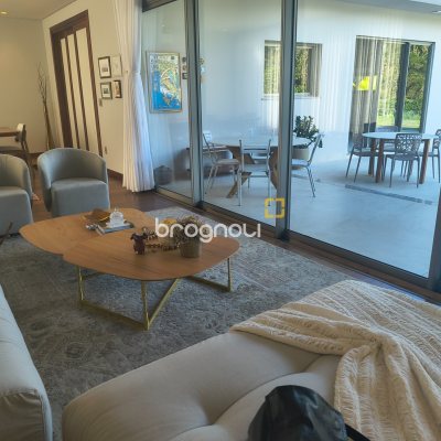 Casa de Condomínio com 410m², 3 quartos (sendo 3 suítes), 3 garagens, no bairro Ratones em Florianópolis
