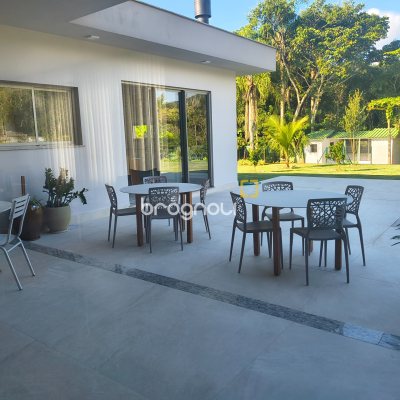 Casa de Condomínio com 410m², 3 quartos (sendo 3 suítes), 3 garagens, no bairro Ratones em Florianópolis