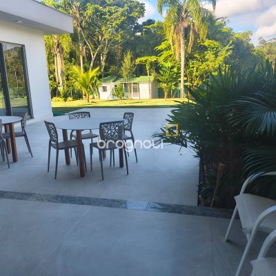 Casa de Condomínio com 410m², 3 quartos (sendo 3 suítes), 3 garagens, no bairro Ratones em Florianópolis