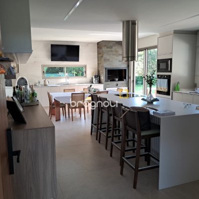 Casa de Condomínio com 410m², 3 quartos (sendo 3 suítes), 3 garagens, no bairro Ratones em Florianópolis