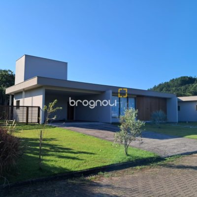 Casa de Condomínio com 410m², 3 quartos (sendo 3 suítes), 3 garagens, no bairro Ratones em Florianópolis