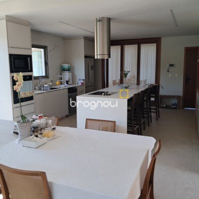 Casa de Condomínio com 410m², 3 quartos (sendo 3 suítes), 3 garagens, no bairro Ratones em Florianópolis