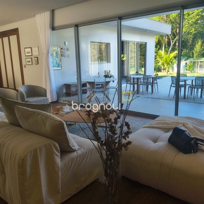 Casa de Condomínio com 410m², 3 quartos (sendo 3 suítes), 3 garagens, no bairro Ratones em Florianópolis