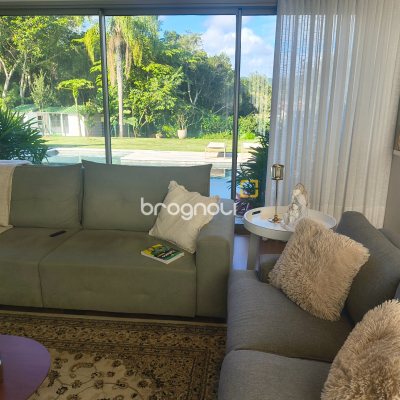 Casa de Condomínio com 410m², 3 quartos (sendo 3 suítes), 3 garagens, no bairro Ratones em Florianópolis
