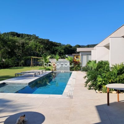 Casa de Condomínio com 410m², 3 quartos (sendo 3 suítes), 3 garagens, no bairro Ratones em Florianópolis