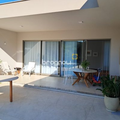 Casa de Condomínio com 410m², 3 quartos (sendo 3 suítes), 3 garagens, no bairro Ratones em Florianópolis