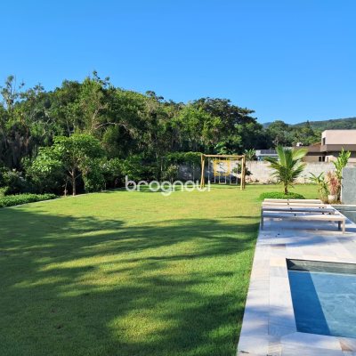 Casa de Condomínio com 410m², 3 quartos (sendo 3 suítes), 3 garagens, no bairro Ratones em Florianópolis