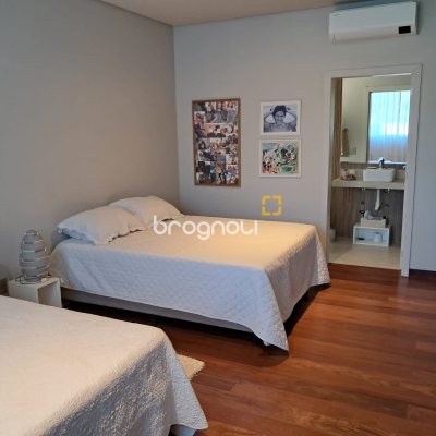 Casa de Condomínio com 410m², 3 quartos (sendo 3 suítes), 3 garagens, no bairro Ratones em Florianópolis