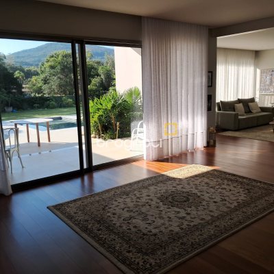 Casa de Condomínio com 410m², 3 quartos (sendo 3 suítes), 3 garagens, no bairro Ratones em Florianópolis