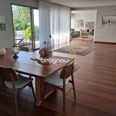 Casa de Condomínio com 410m², 3 quartos (sendo 3 suítes), 3 garagens, no bairro Ratones em Florianópolis