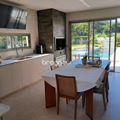 Casa de Condomínio com 410m², 3 quartos (sendo 3 suítes), 3 garagens, no bairro Ratones em Florianópolis