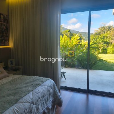 Casa de Condomínio com 410m², 3 quartos (sendo 3 suítes), 3 garagens, no bairro Ratones em Florianópolis