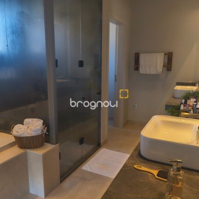 Casa de Condomínio com 410m², 3 quartos (sendo 3 suítes), 3 garagens, no bairro Ratones em Florianópolis
