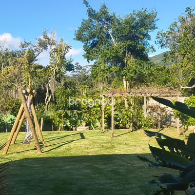 Casa de Condomínio com 410m², 3 quartos (sendo 3 suítes), 3 garagens, no bairro Ratones em Florianópolis
