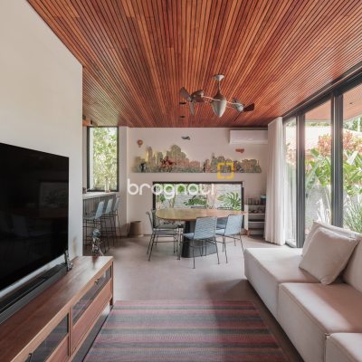 Casa com 373m², 5 quartos (sendo 3 suítes), 3 garagens, no bairro Lagoa da Conceição em Florianópolis