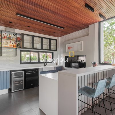 Casa com 373m², 5 quartos (sendo 3 suítes), 3 garagens, no bairro Lagoa da Conceição em Florianópolis