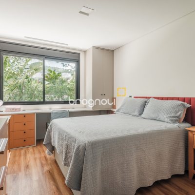 Casa com 373m², 5 quartos (sendo 3 suítes), 3 garagens, no bairro Lagoa da Conceição em Florianópolis