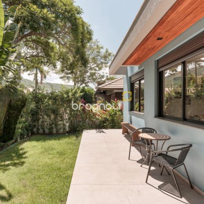Casa com 373m², 5 quartos (sendo 3 suítes), 3 garagens, no bairro Lagoa da Conceição em Florianópolis