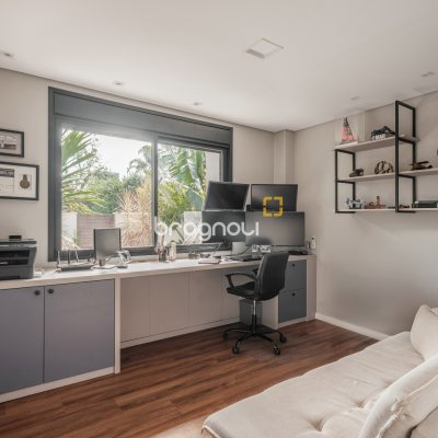 Casa com 373m², 5 quartos (sendo 3 suítes), 3 garagens, no bairro Lagoa da Conceição em Florianópolis
