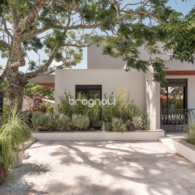 Casa com 373m², 5 quartos (sendo 3 suítes), 3 garagens, no bairro Lagoa da Conceição em Florianópolis
