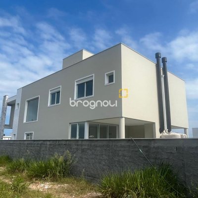 Casa com 150m², 3 quartos (sendo 1 suíte), 2 garagens, no bairro Campeche em Florianópolis