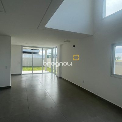 Casa com 150m², 3 quartos (sendo 1 suíte), 2 garagens, no bairro Campeche em Florianópolis